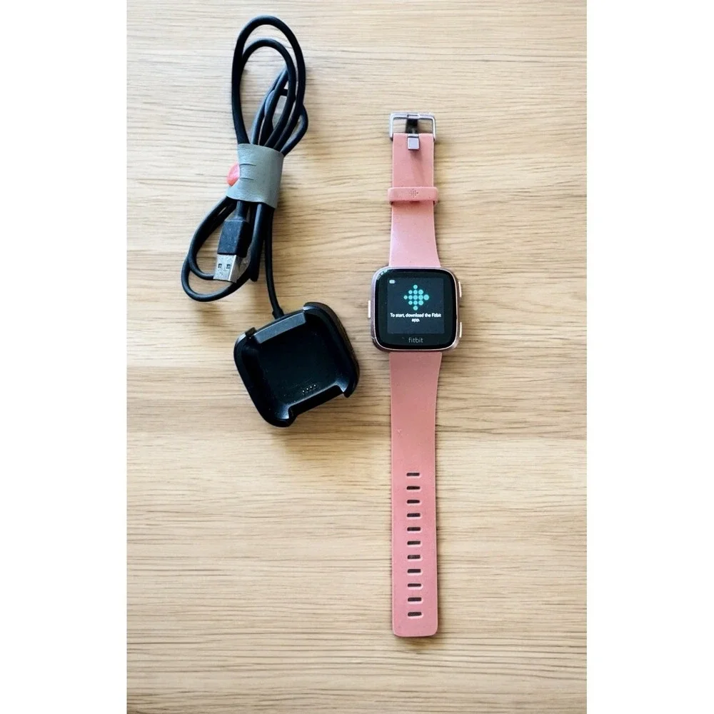 Fitbit Versa Fitness Smartwatch Peach/Rose-Gold. Great Condition